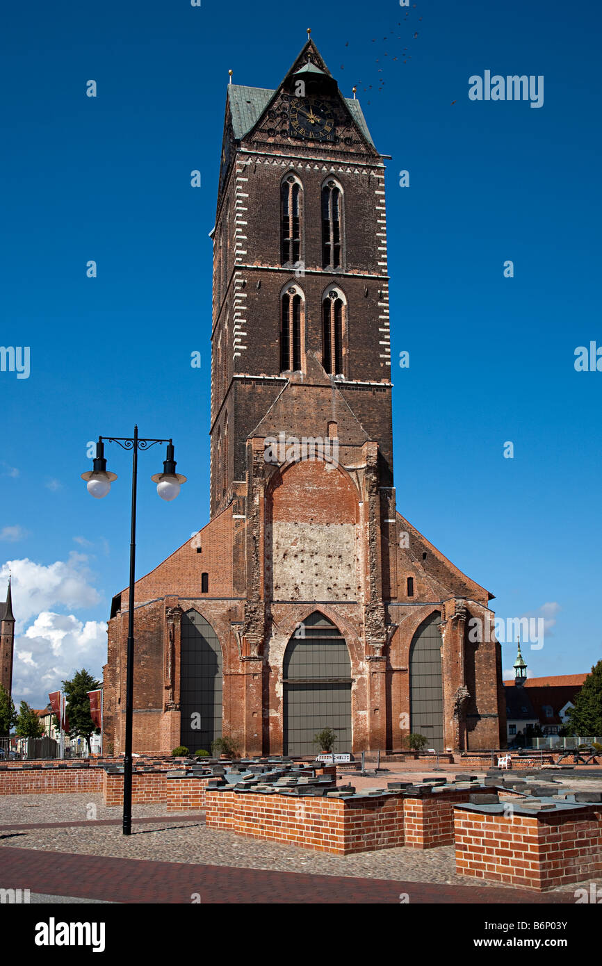 Clocher de l'église St Marien Kirche restant après les bombardements ont détruit une partie du bâtiment principal au cours de la Seconde Guerre mondiale Wismar Allemagne Banque D'Images