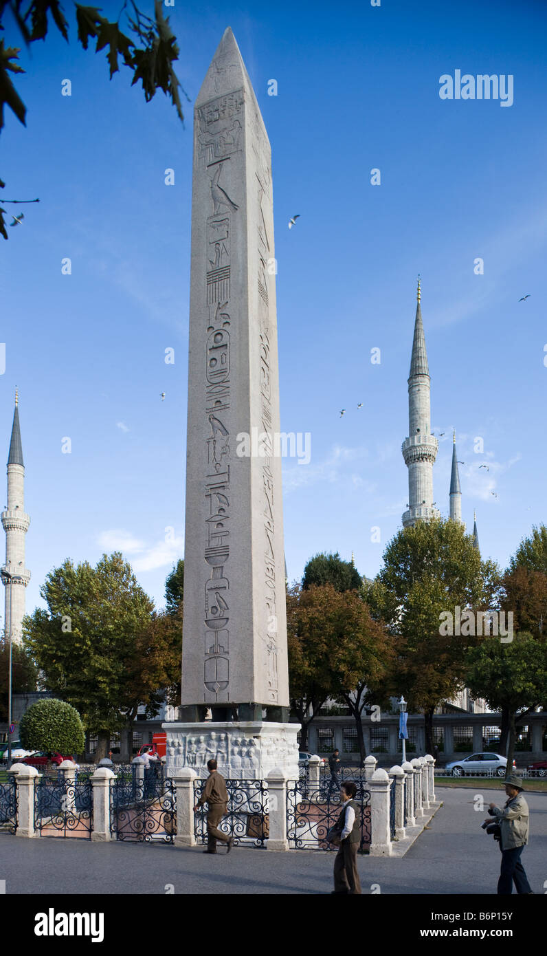 Mosquée mythes et réalités Obelisque-de-theodose-et-minaret-de-la-mosquee-bleue-l-hippodrome-istanbul-turquie-b6p15y