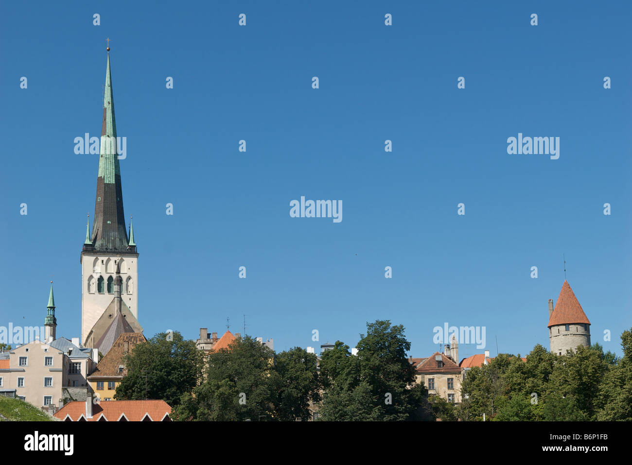 Vue panoramique avec l'Olaf Tallinn inférieur s'Église Estonie Banque D'Images