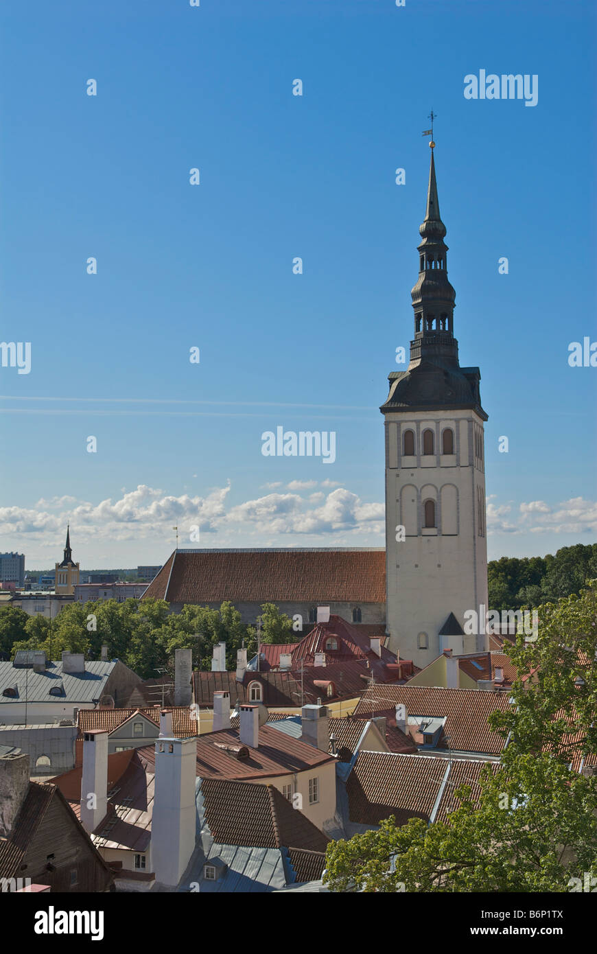 Vue panoramique de l'église St Nicolas à partir de la colline de Toompea Tallinn Estonie Banque D'Images