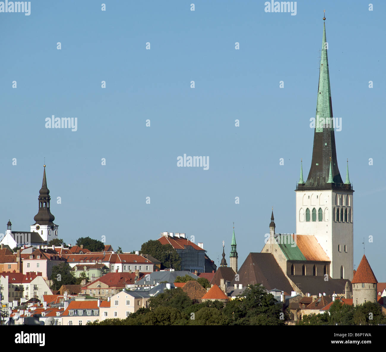 Vue panoramique de l'église St Olafs et cathédrale Saint-Nicolas Tallinn Estonie Banque D'Images