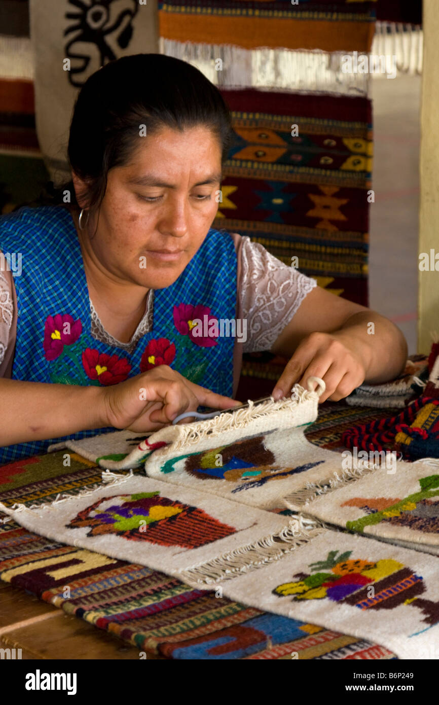 Santa Ana del Valle, Oaxaca, Mexique. Femme Indien zapotèque au travail sur les Wall-Hangings, Owl Design. Banque D'Images