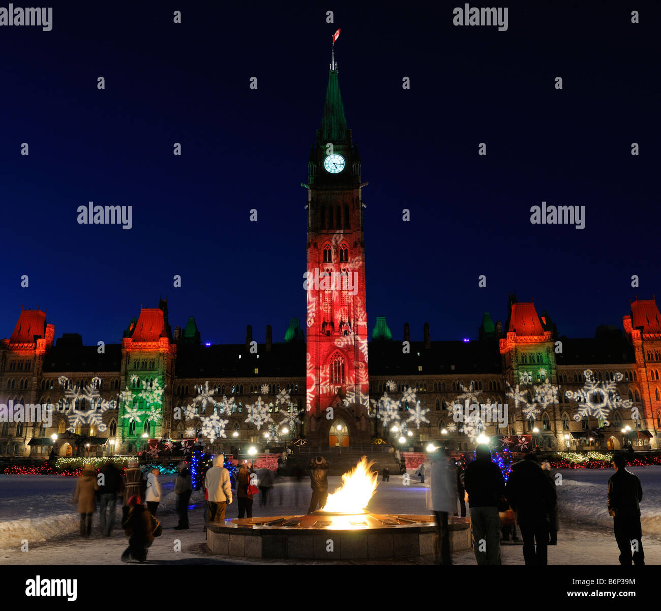 Édifices du Parlement Ottawa Les lumières de Noël au Canada au crépuscule de touristes autour de flamme du centenaire en hiver froid Banque D'Images