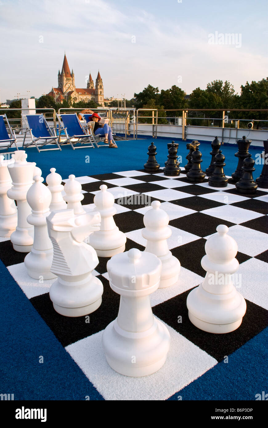 Bateau de croisière Danube, de loisirs pont avec le jeu d'échecs surdimensionné, amarré à Vienne Banque D'Images