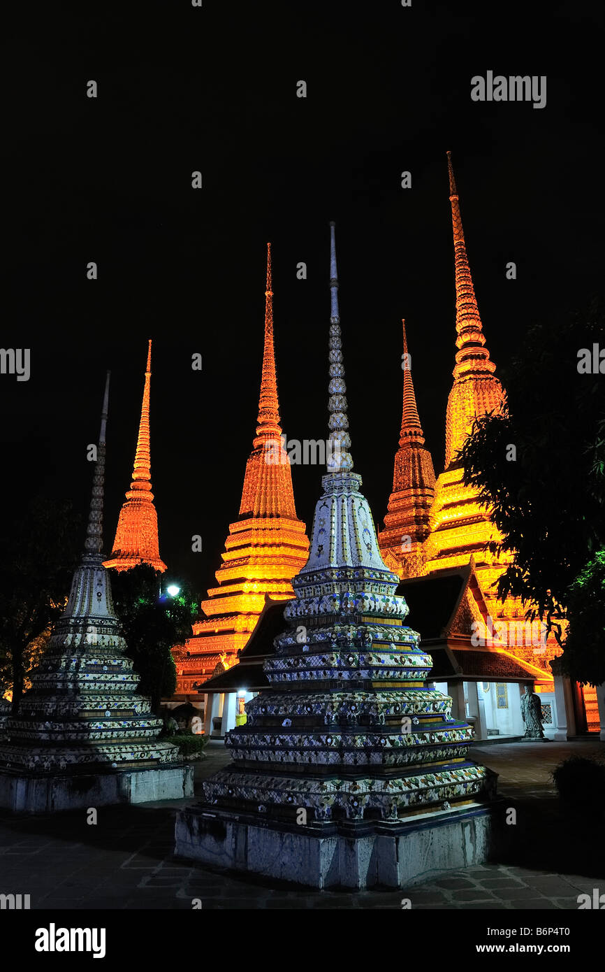 Chedis de nuit dans les locaux du temple de Wat Pho à Bangkok, Thaïlande Banque D'Images