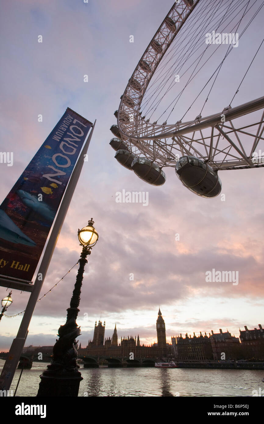 La rive sud de la Tamise avec le London Eye et Big Ben et les chambres du Parlement UK Banque D'Images