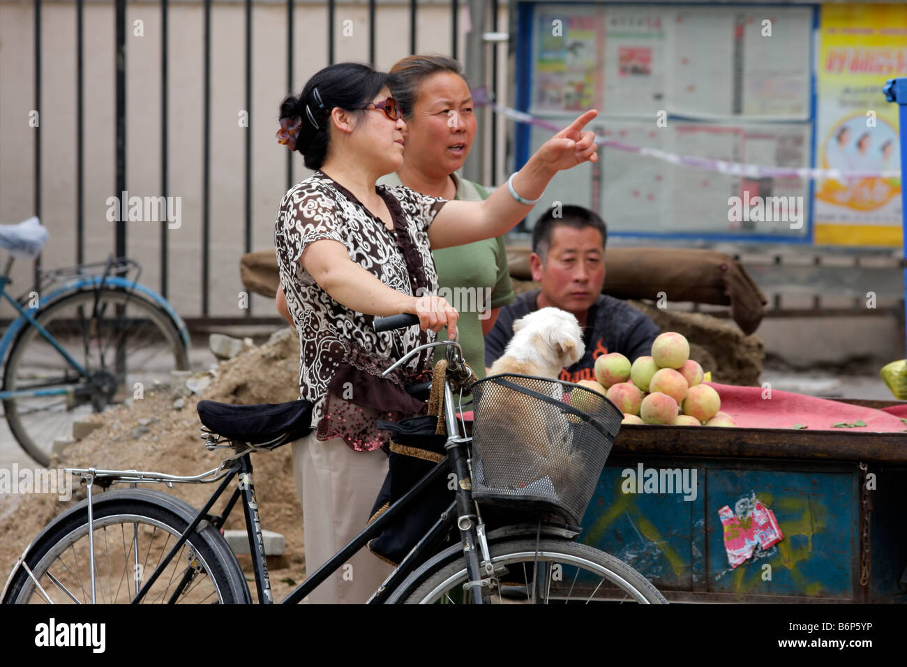 Les femmes chinoises dans la discussion sur une rue de HoHot, la Mongolie intérieure, le nord de la Chine Banque D'Images