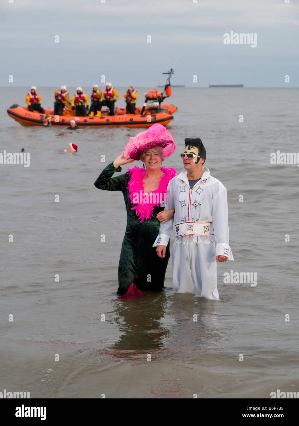 Baigneurs dans la mer dans un Boxing Day Charity nager à Redcar Cleveland UK Banque D'Images