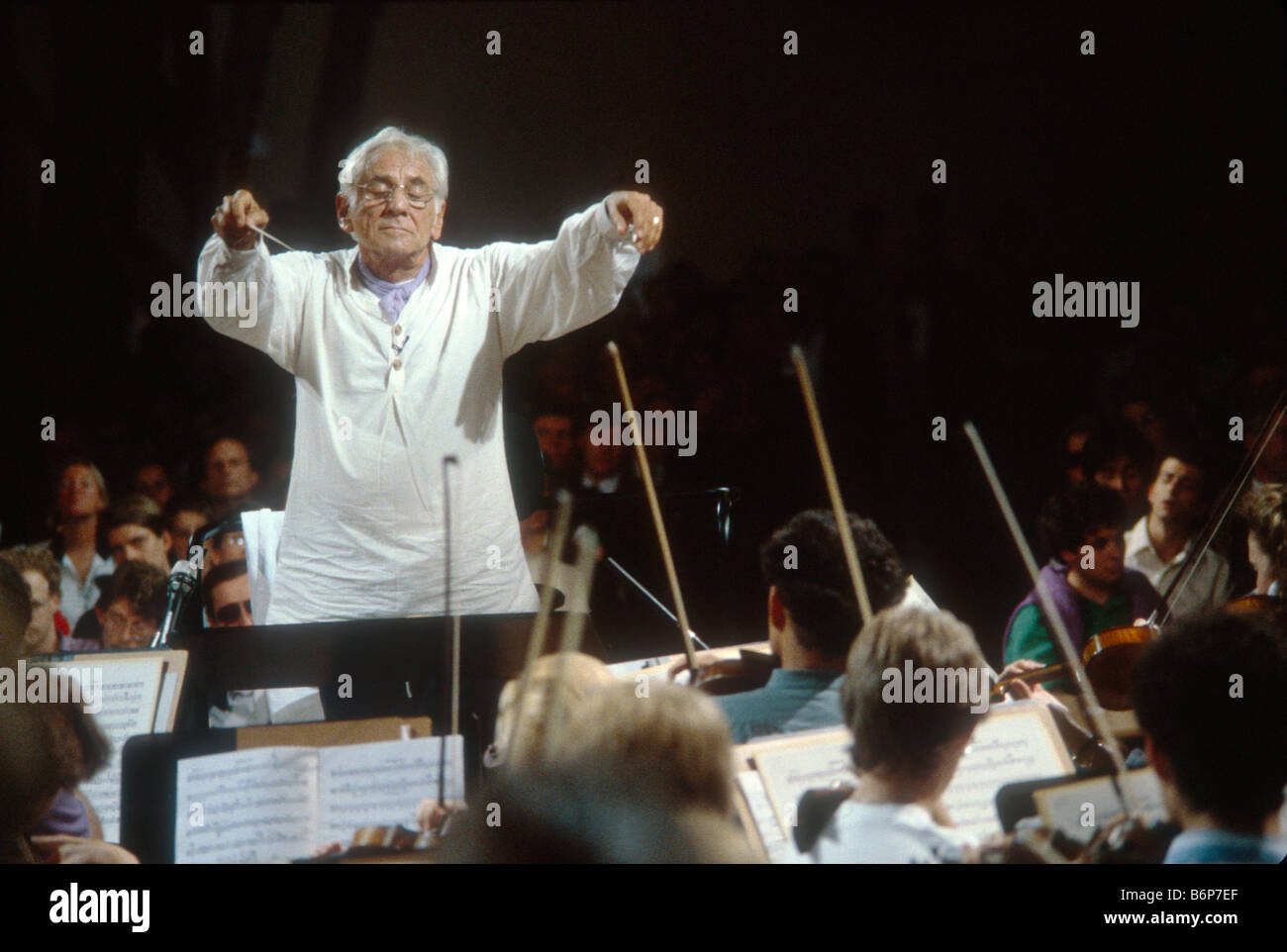 Leonard Bernstein à l'Orchestre des jeunes du Festival de musique du Schleswig Holstein à Salzau, Allemagne Banque D'Images