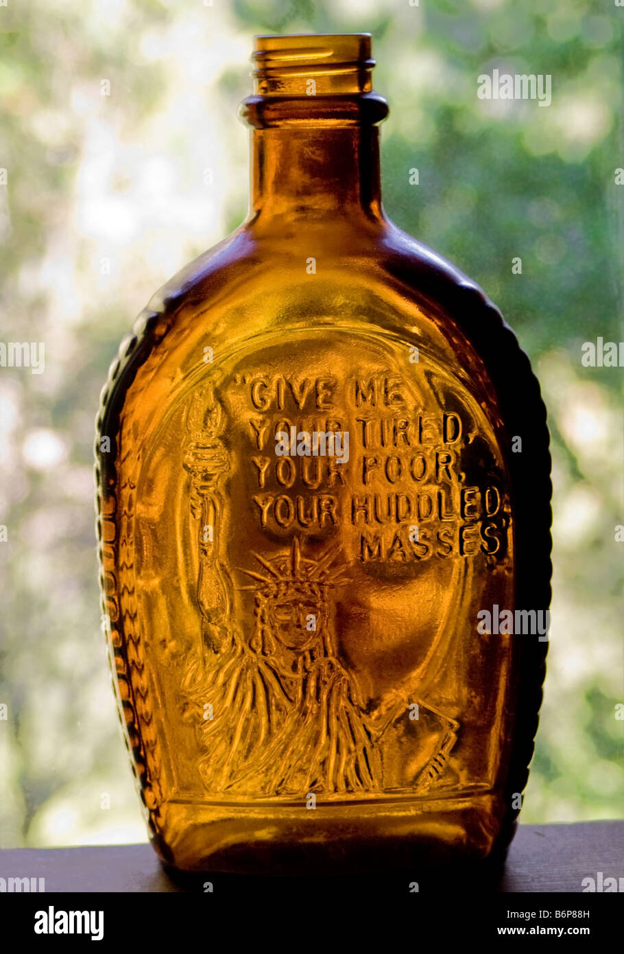 Statue De La Liberte Poeme Bouteille Antique Avec Citation Du Celebre Poeme D Emma Lazarus Qui Apparait Sur Celebre Statue De La Liberte New York Usa Photo Stock Alamy Statue De La Liberte Poeme Bouteille Antique Avec Citation Du Celebre Poeme D Emma Lazarus Qui Apparait Sur Celebre Statue De La Liberte New York Usa Photo Stock Alamy