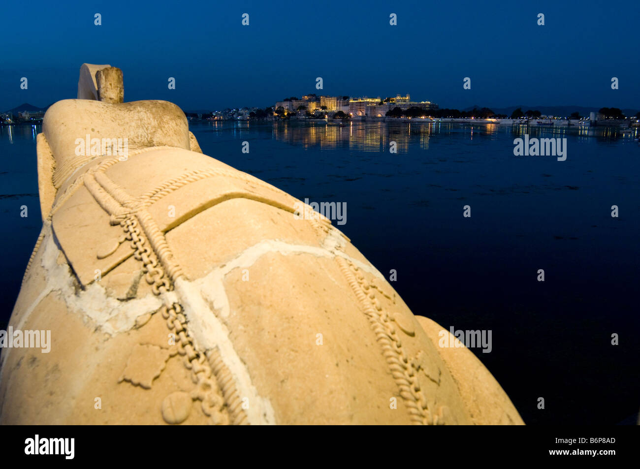 Le lac Pichola, Udaipur de Jag Mandir Palace de l'eau. Le Rajasthan. Udaipur. L'Inde Banque D'Images