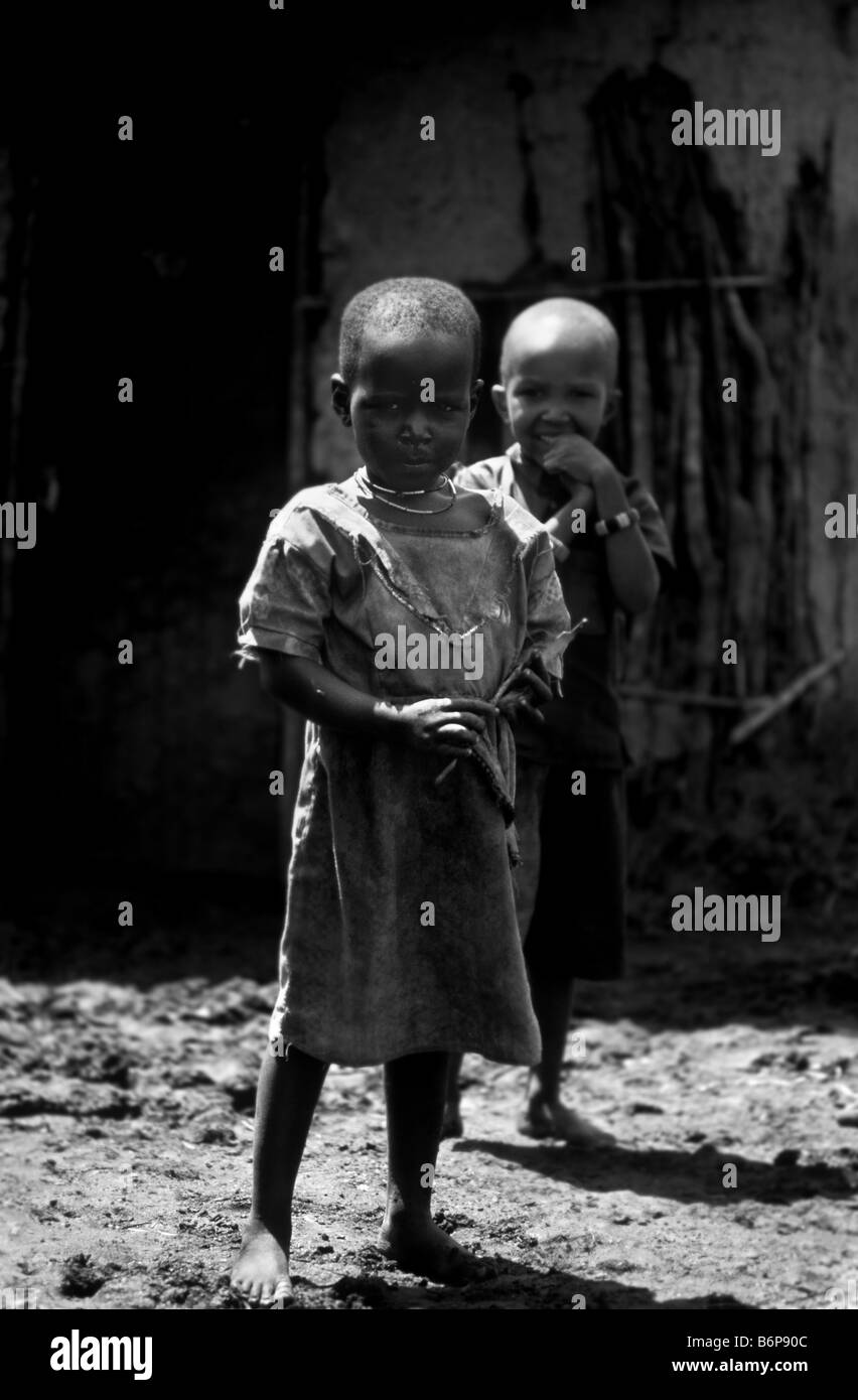 2 enfants dans le Masai Mara au Kenya Banque D'Images