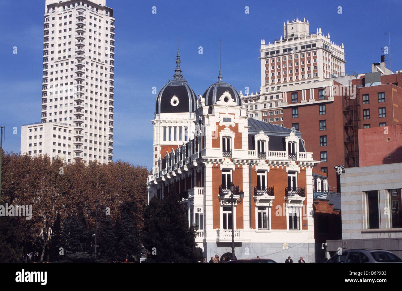 Ancien siège de la Royal Asturian Mining Company (centre) près de Plaza de España, Torre de Madrid (l) et Edificio España (R), Madrid, Espagne Banque D'Images