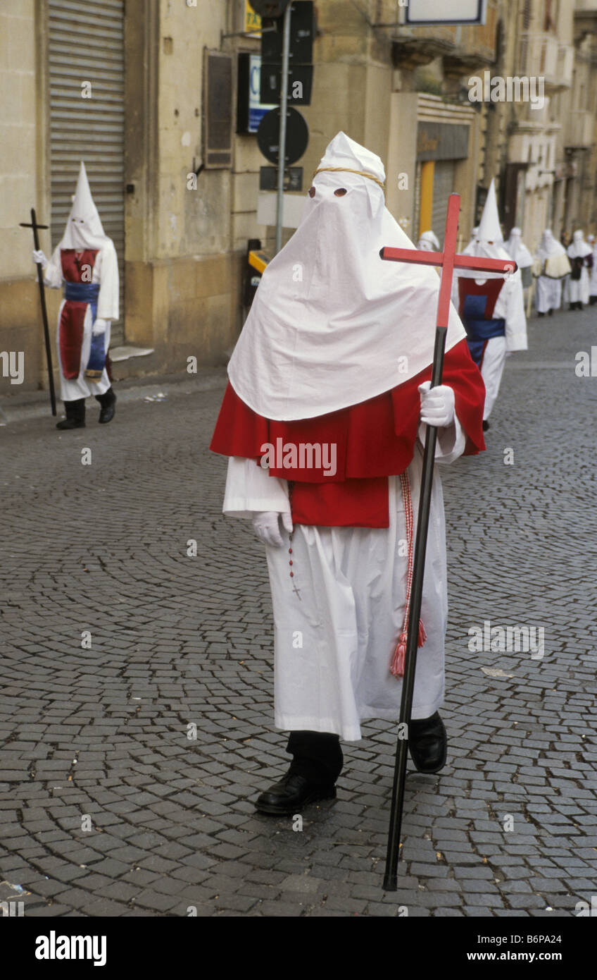 Pénitents à Semaine Sainte Semaine Sainte procession le dimanche des Rameaux à Enna Sicile Italie Banque D'Images