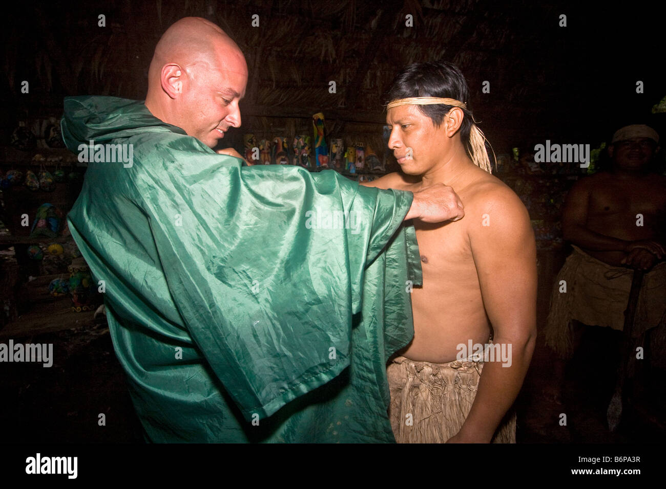 Échange de visiteurs salutation traditionnelle avec les Indiens Maleku membre de tribu Inca dans une forêt près de Volcan Arenal au Costa Rica Banque D'Images