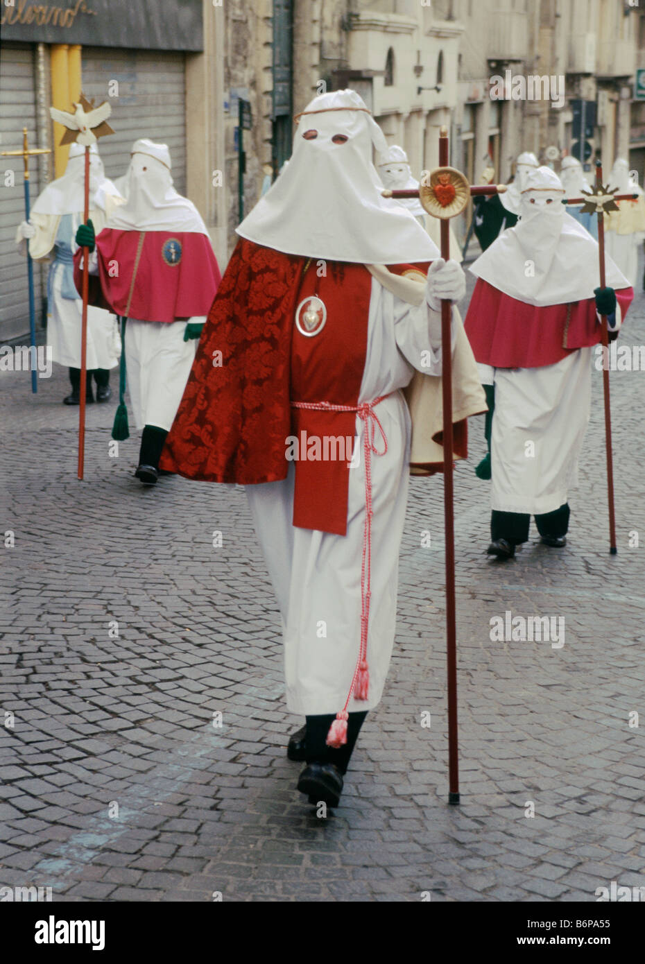 Pénitents à Semaine Sainte Semaine Sainte procession le dimanche des Rameaux à Enna Sicile Italie Banque D'Images