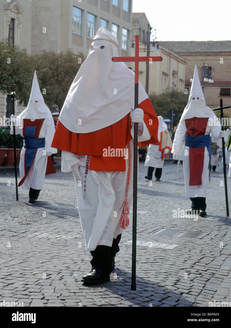 Pénitents à Semaine Sainte Semaine Sainte procession le dimanche des Rameaux à Enna Sicile Italie Banque D'Images