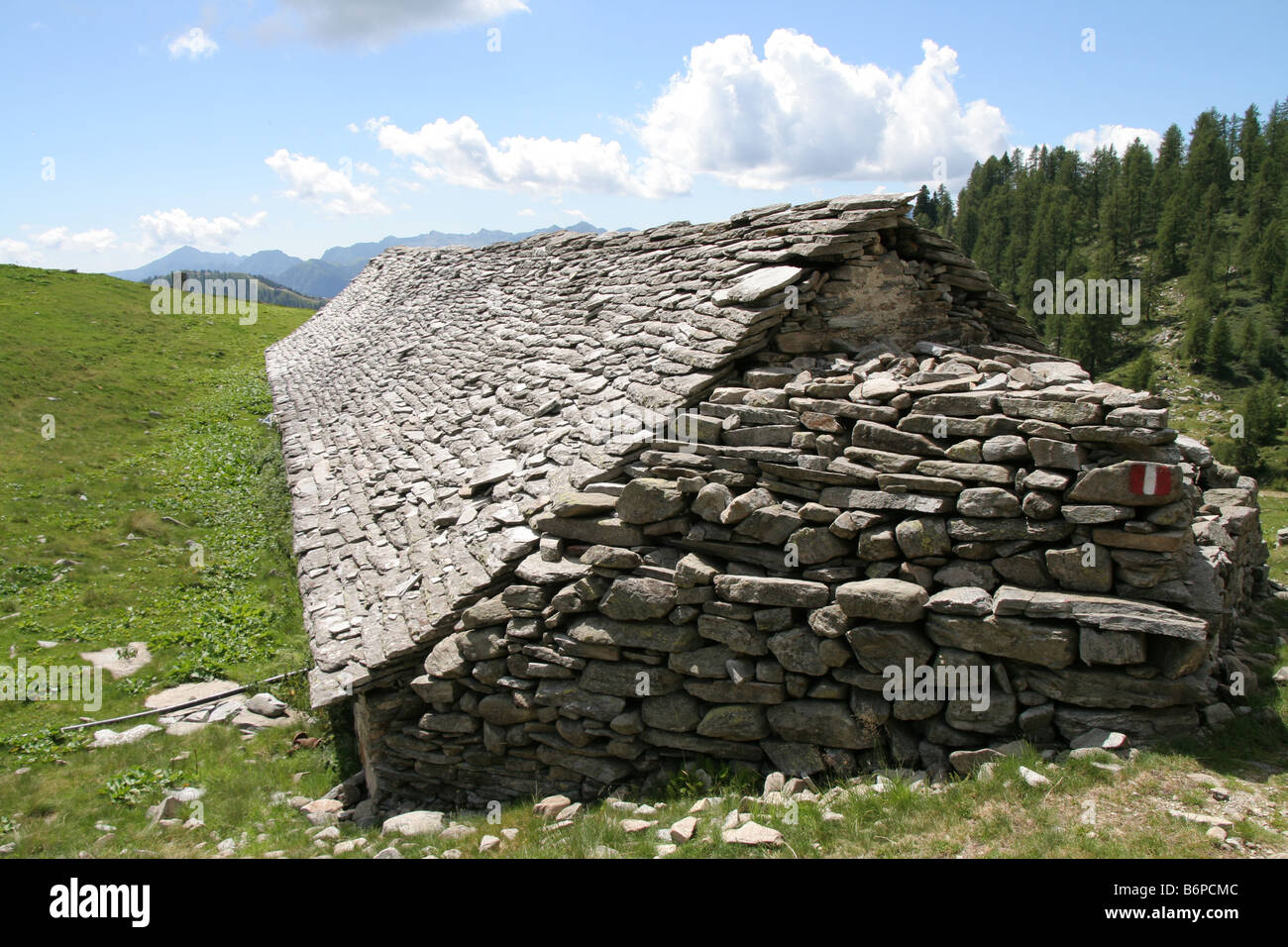 Toit en pierre sur haute altitude l'été ferme en Val Vigezzo Piemonte Italie du nord Banque D'Images