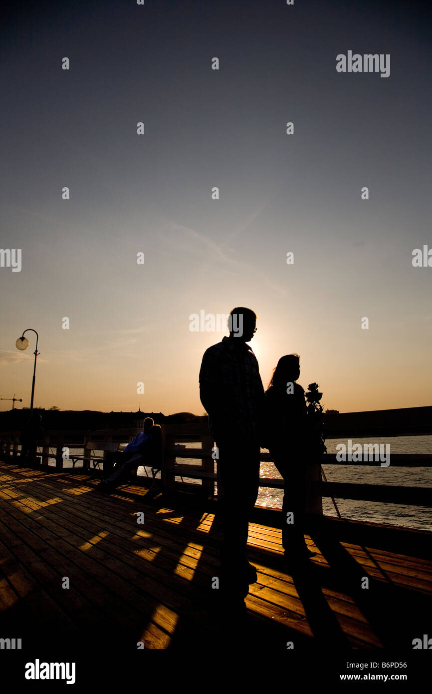Sopot Pologne Polska Europe Central Pier sunset UE molo homme femme couple Triville occidentale billet Banque D'Images