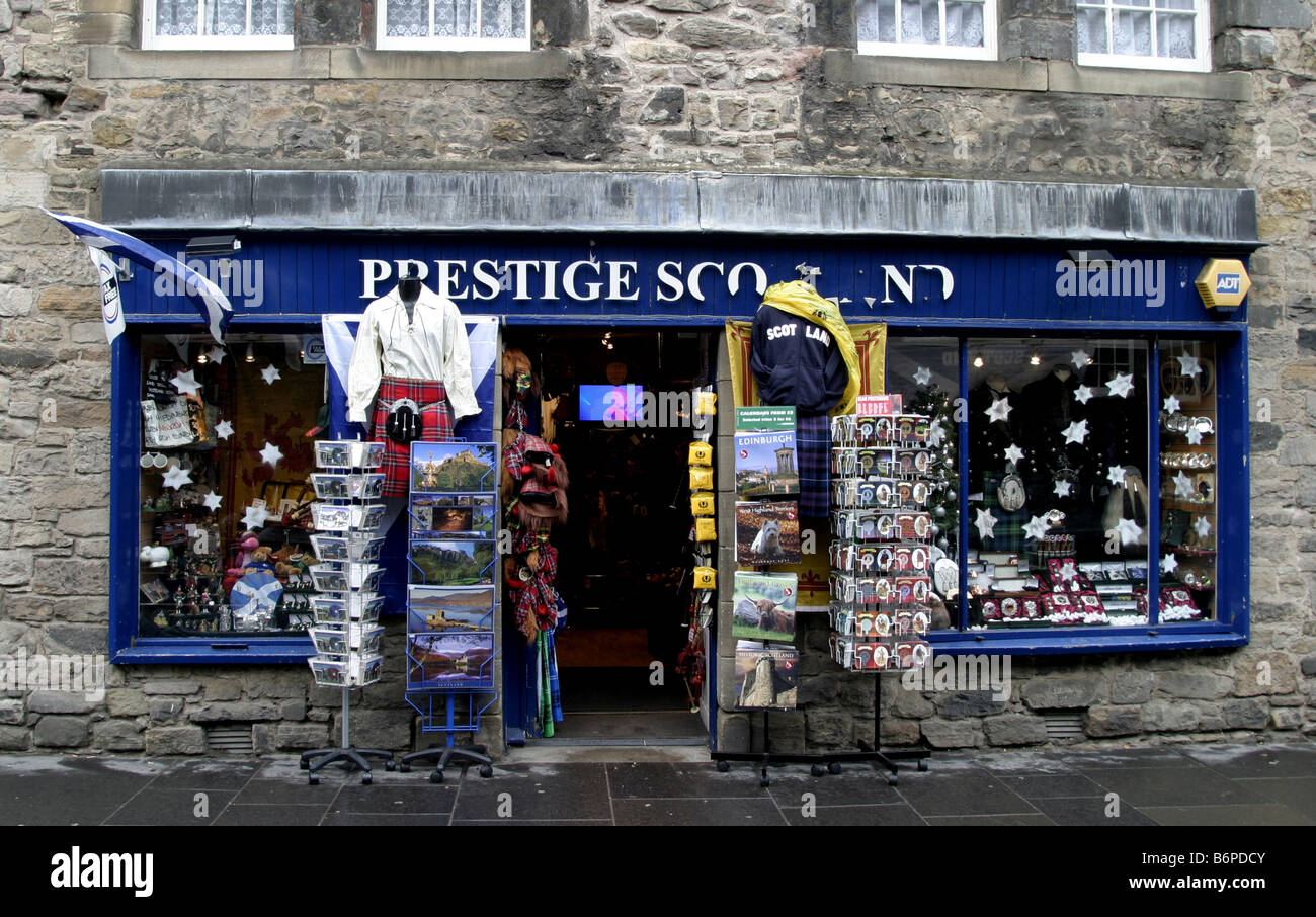 L'une des nombreuses boutiques de souvenirs et cadeaux qui vendent des produits écossais ringards à Édimbourg en Écosse Banque D'Images