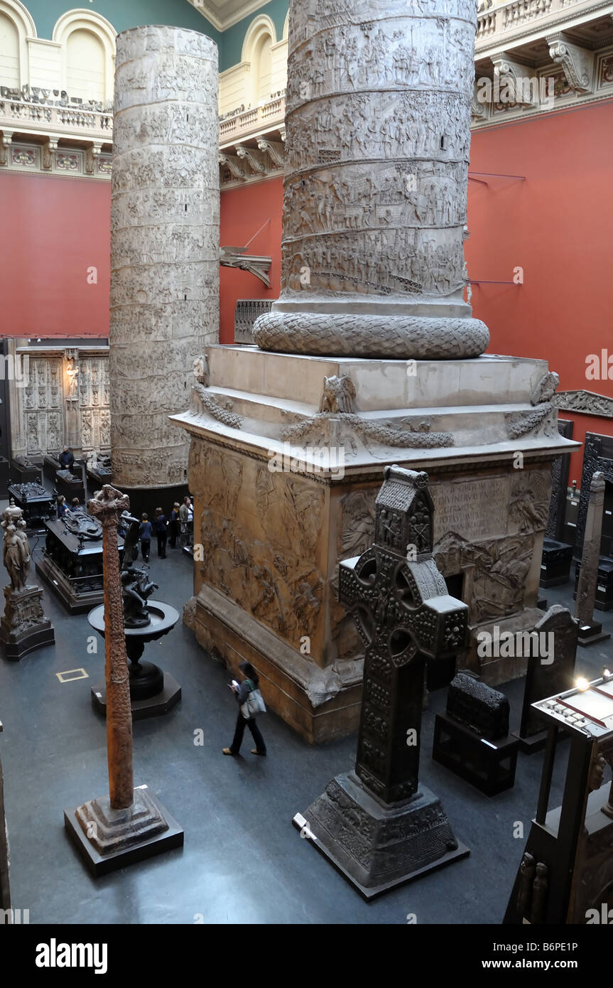 Les deux parties de la colonne Trajane en donimates l'ouest de la Cour en fonte Victoria and Albert Museum, Londres Banque D'Images