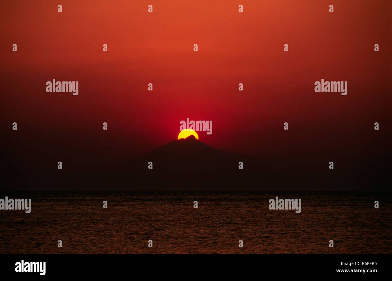 Grèce, coucher de soleil sur le Mont Athos vu de l'île de Limnos Banque D'Images