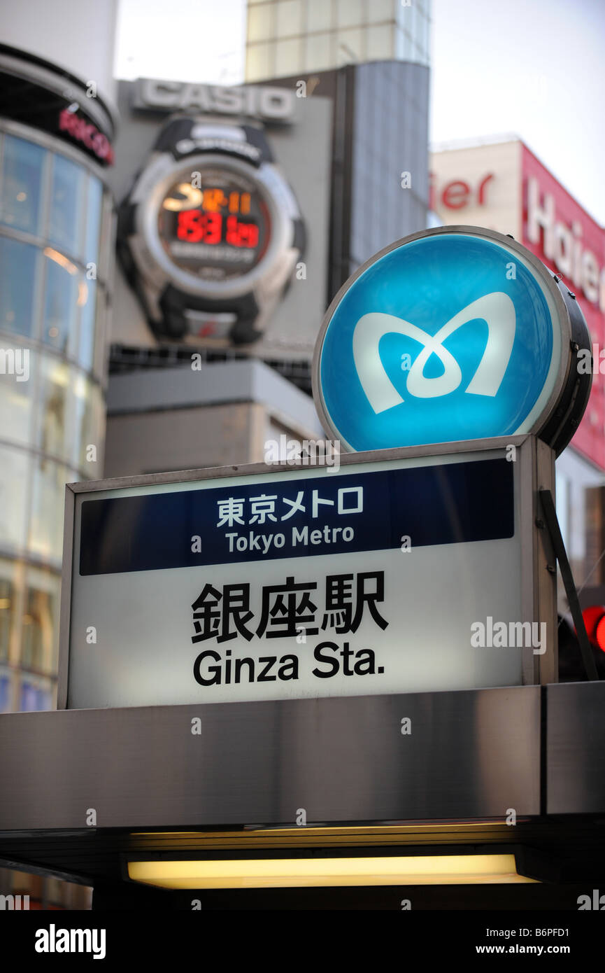 Panneaux pour la station de métro Ginza Tokyo Banque D'Images