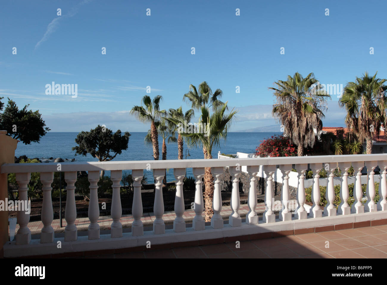 Vue depuis une terrasse à l'océan Atlantique par l'intermédiaire de palmiers à Playa San Juan Tenerife Espagne Banque D'Images