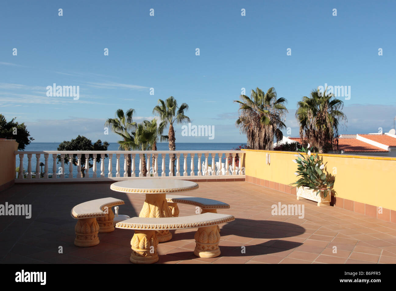 Vue depuis une terrasse à l'océan Atlantique par l'intermédiaire de palmiers à Playa San Juan Tenerife Espagne Banque D'Images