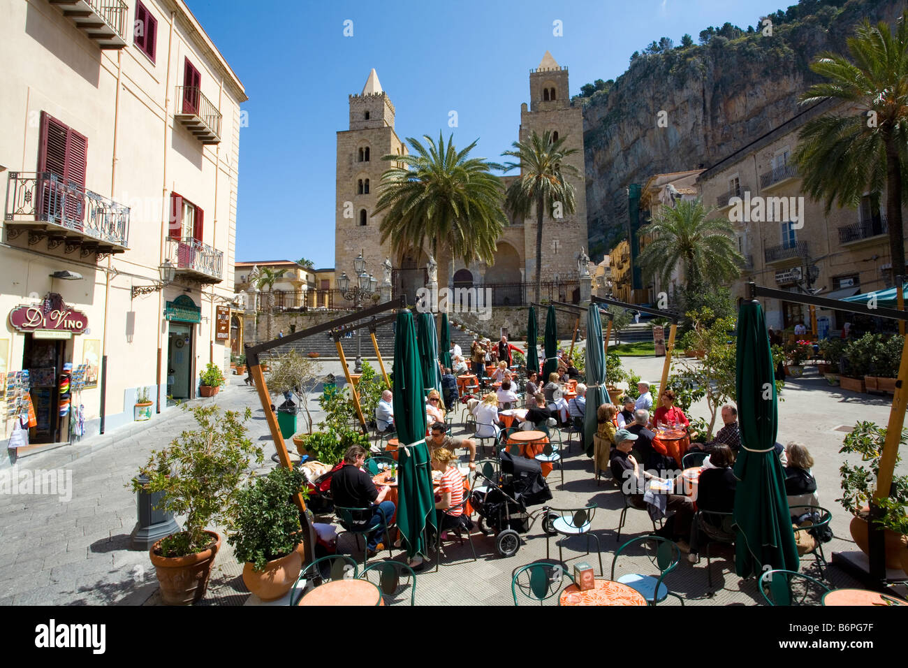 La place du Duomo à Cefalu Sicile Italie avec un café en plein air typique Banque D'Images