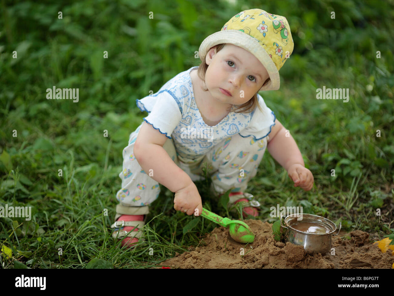 Fille jouant dans le sable Banque D'Images