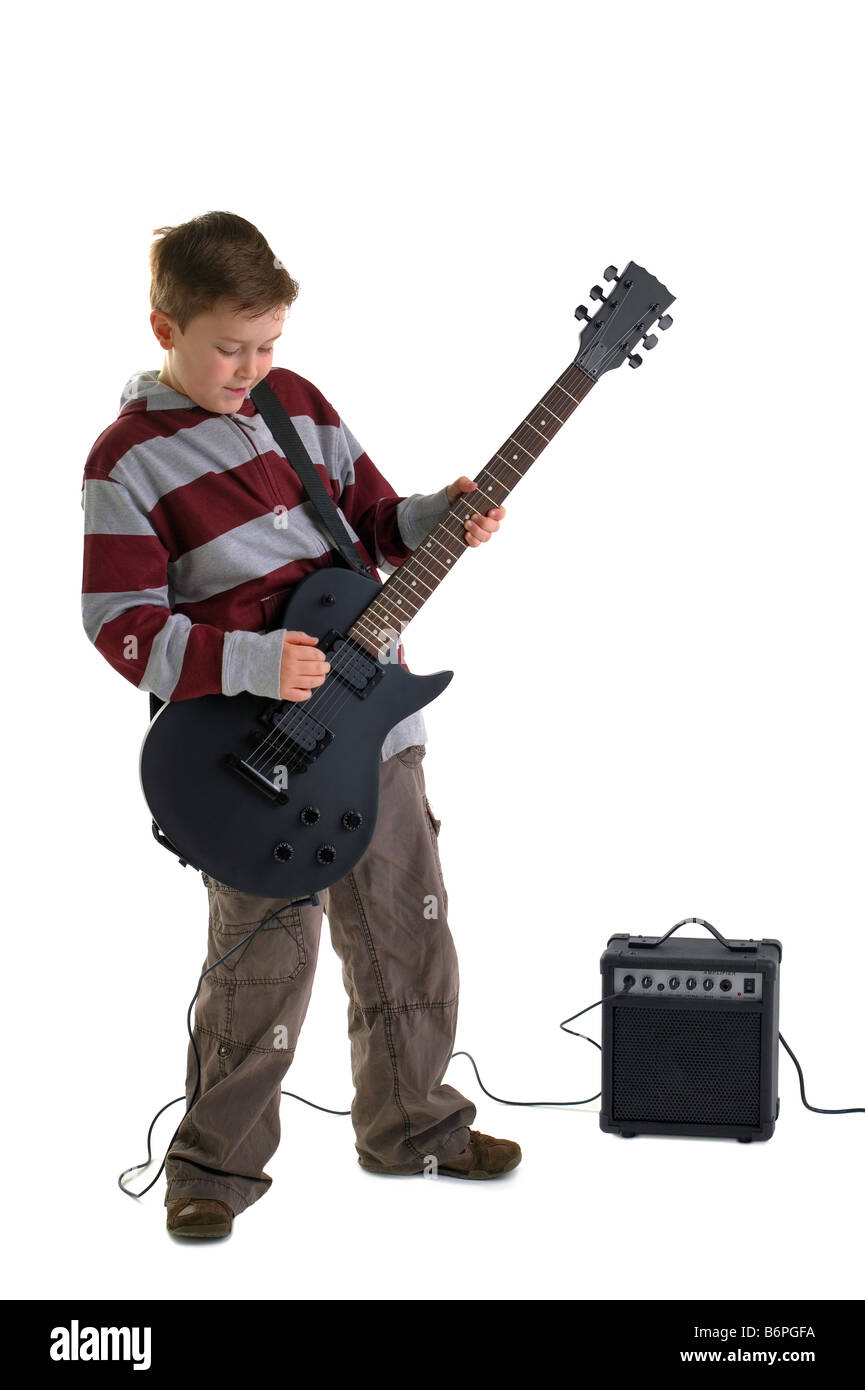 Un garçon jouant une guitare électrique noir mat avec amplificateur isolé  sur fond blanc Photo Stock - Alamy