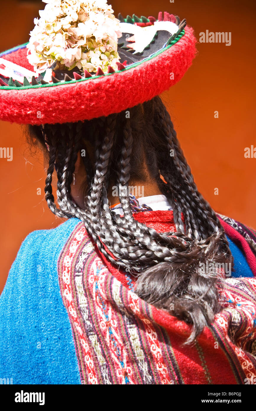 Vue arrière de jeune femme fille Quechuan péruvien portant un chapeau traditionnel ou Montera avec tresses et couettes, Chinchero, Pérou Banque D'Images