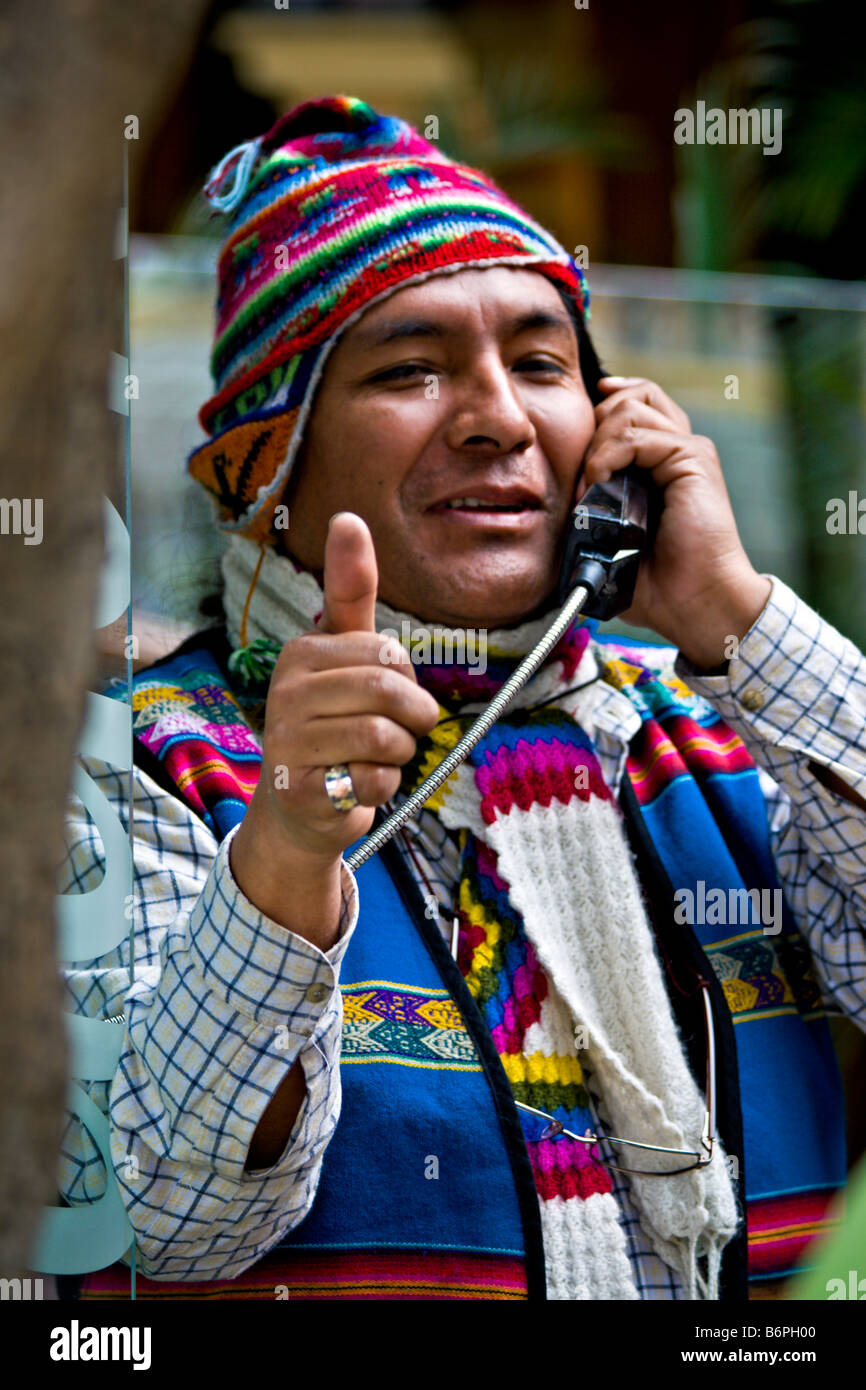 Homme péruvien traditionnel costume Inca en parlant au téléphone et en agitant son pouce Banque D'Images