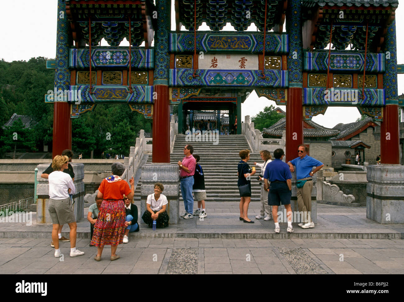 Les touristes américains, touristes, visiteurs, visites, passerelle, visite guidée, groupe touristique, Summer Palace, Beijing, Beijing 9 Minzu Yuan, municipalité, Chine, Asie Banque D'Images