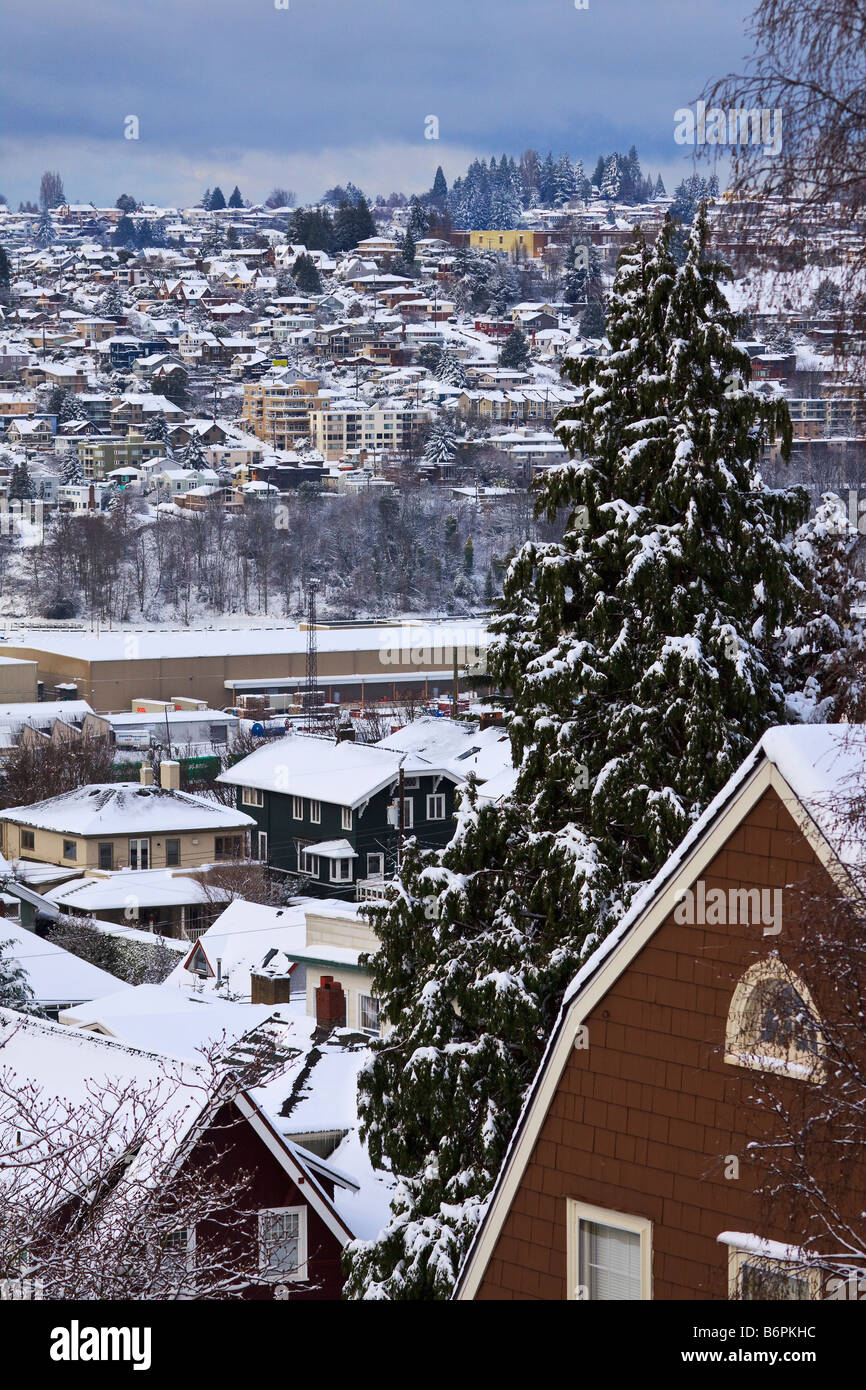 Vue ouest de la Queen Anne Hill de Magnolia quartier après la tempête de neige Seattle Washington Banque D'Images