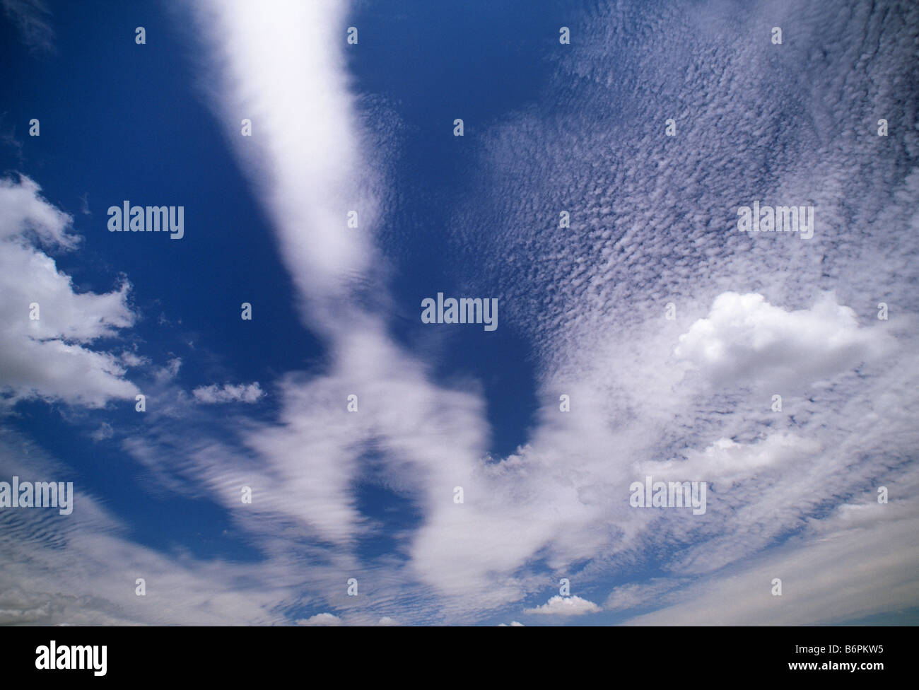 Les nuages blancs spectaculaire contre un ciel bleu Banque D'Images