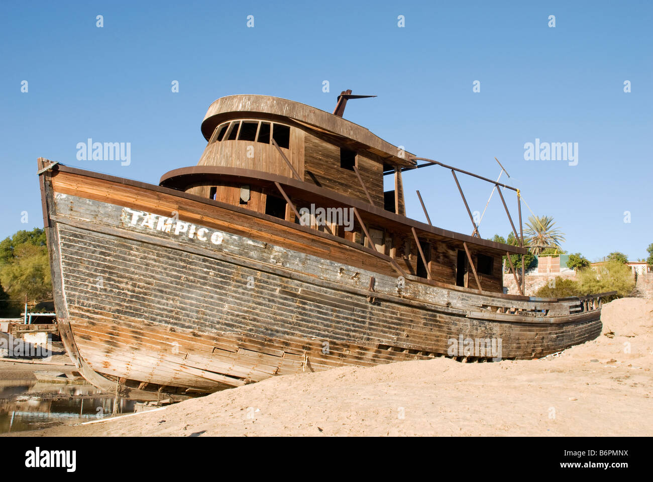 Un chalutier en décomposition sur les hauteurs de San Felipe, Baja California, Mexique Banque D'Images