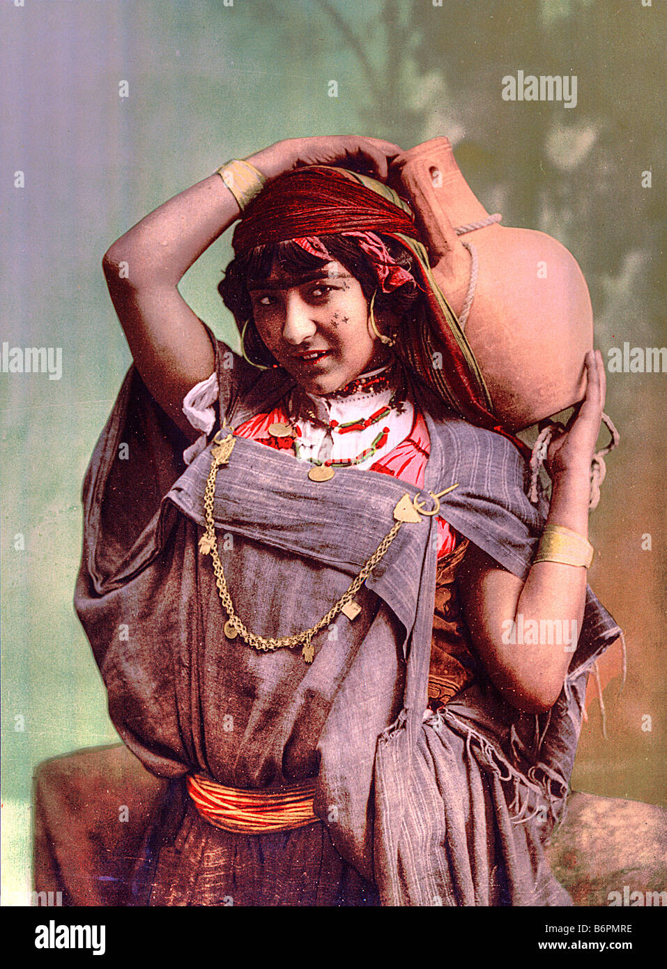 Une femme bédouine, Tunisie - image vintage - magnifiquement restaurée Banque D'Images