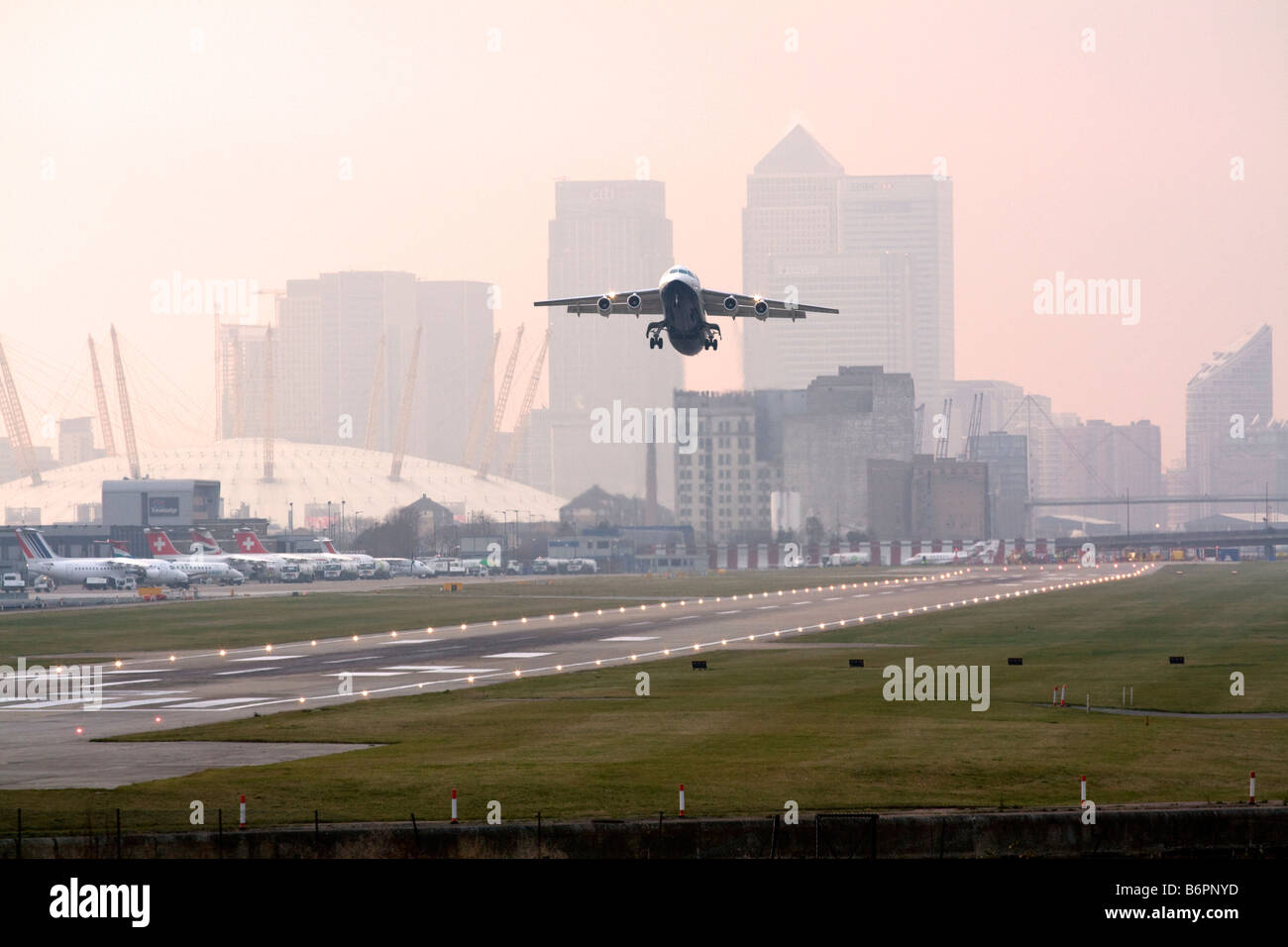 BAe 146 Décollant - London City Airport - Docklands Banque D'Images