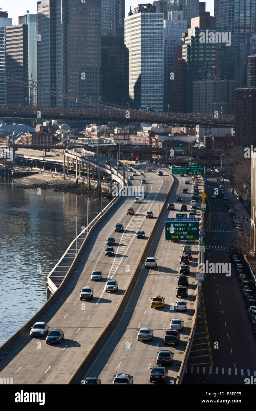 Les voitures sont visibles sur la FDR Drive sur le côté est de Manhattan à New York Banque D'Images