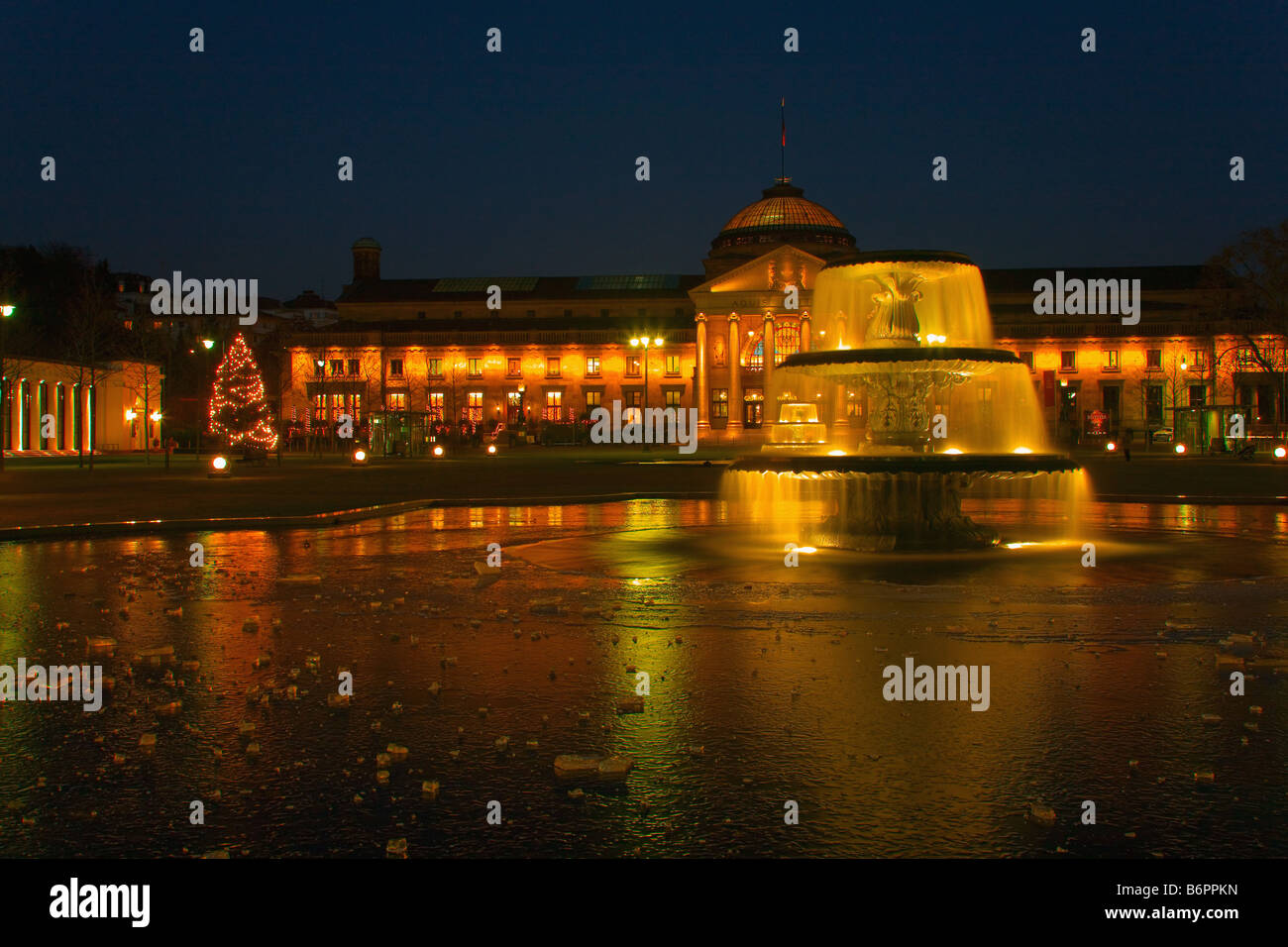 Partiellement congelée fontaine à l'Kurhausplatz en face de l'hôtel Kurhaus palace, Wiesbaden, Allemagne Banque D'Images