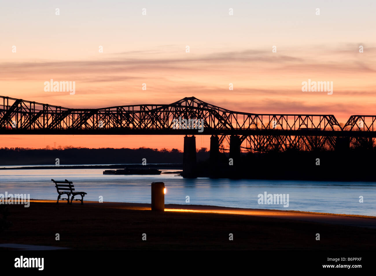Mississippi River en vertu de l'ancien pont à Memphis, TN Banque D'Images