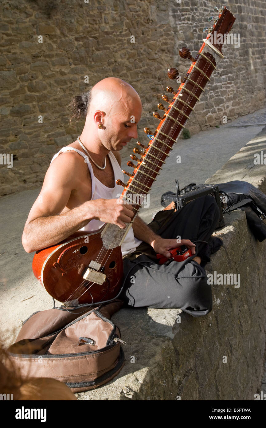Un musicien ambulant jouant de la musique pour les touristes à Carcassonne France Banque D'Images