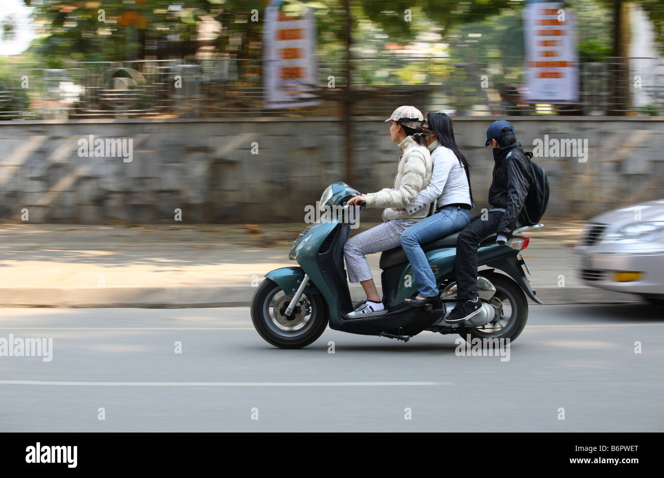 Trois personnes sur la moto à Hanoi Banque D'Images