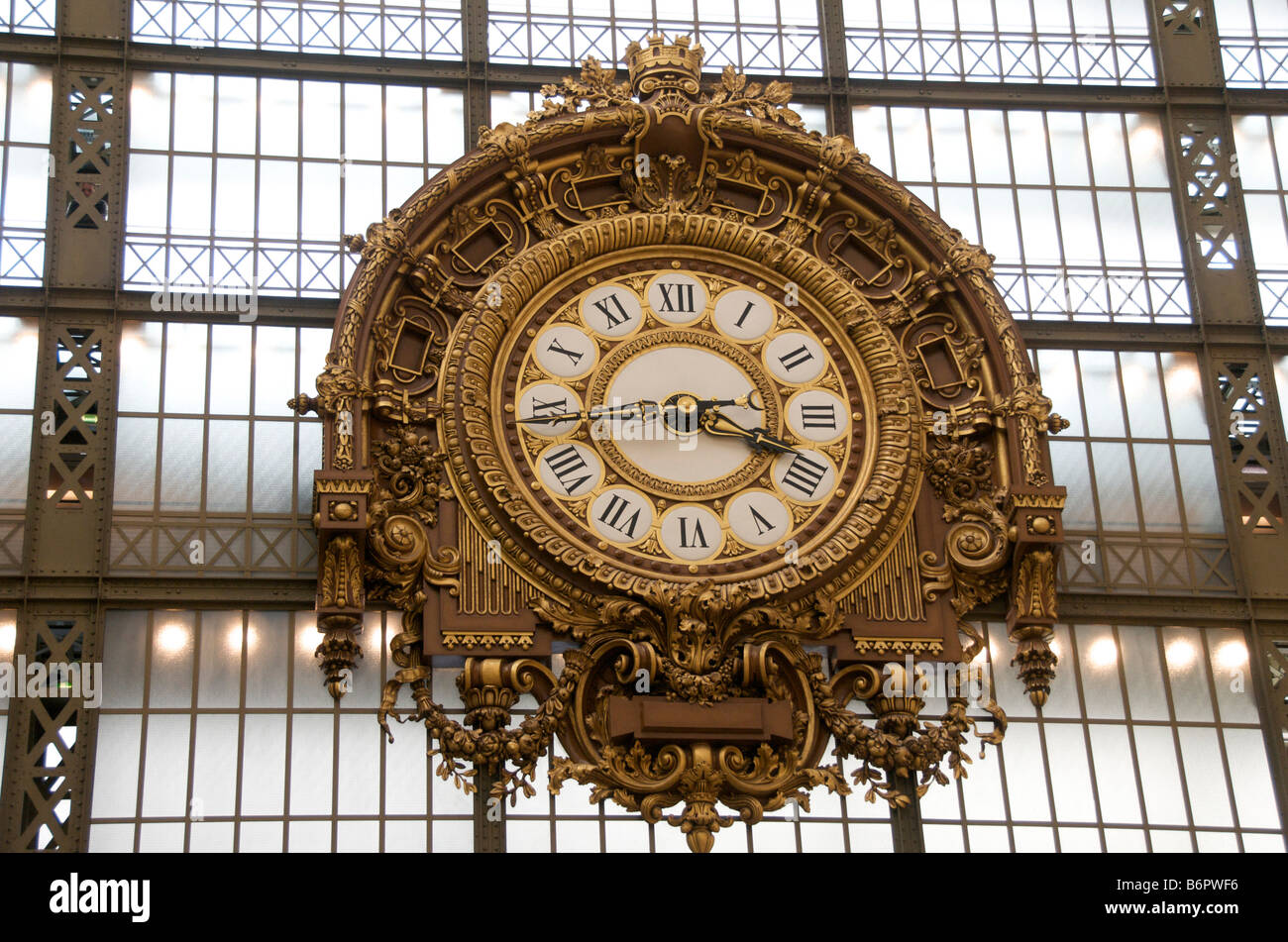 Grosse horloge dans le musée d'Orsay, Paris Banque D'Images