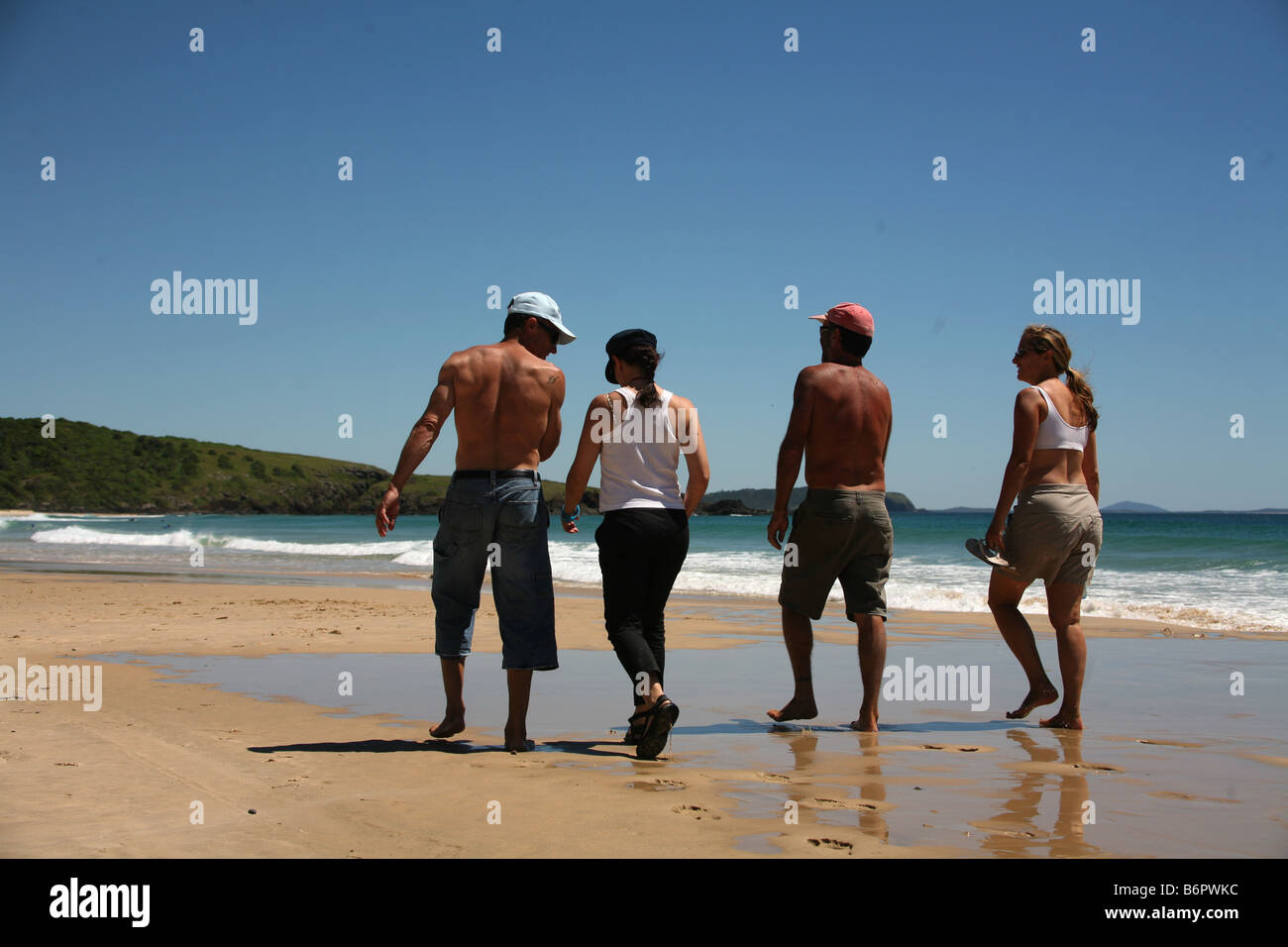 Mari et femme, des couples à pied sur la plage en Australie Banque D'Images