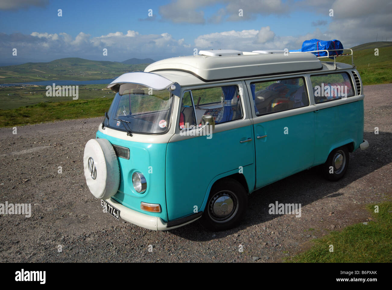 Un 1971 'Early Bay' VW camper van visiter l'anneau de Kerry, Irlande. Banque D'Images