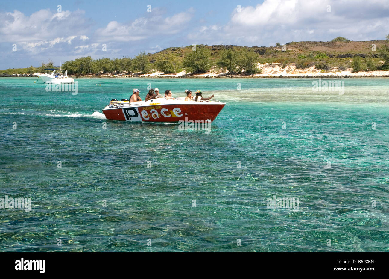 Peace Boat laissant l'Ilot Gabriel sur une mer turquoise coral rempli pour la partie continentale de l'île Maurice après une journée de tourisme. Banque D'Images