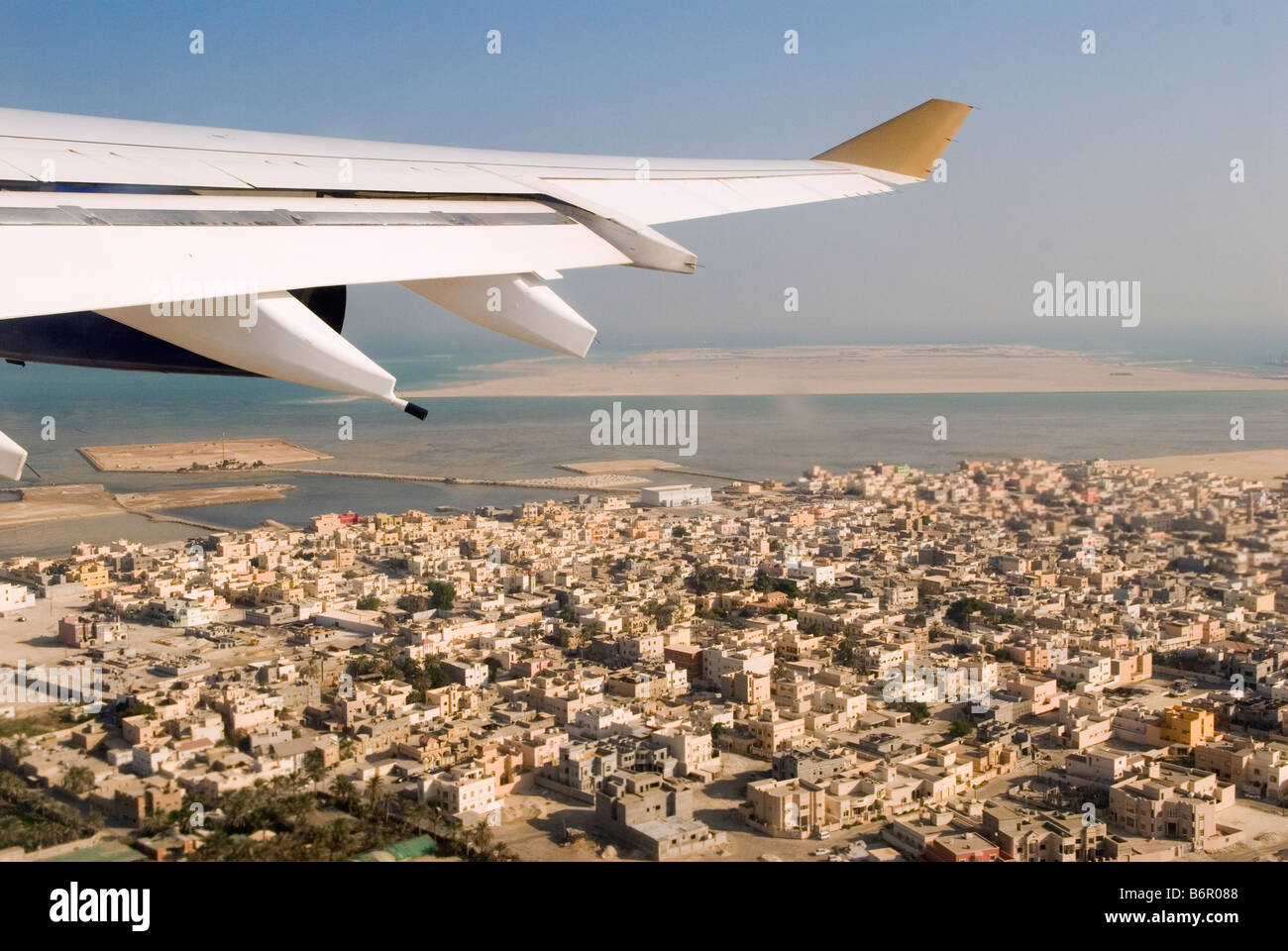 Dubaï Émirats du Golfe Persique vol Gulf Air immobilier vue aérienne de la ville depuis la fenêtre de l'avion. HOMER SYKES Banque D'Images